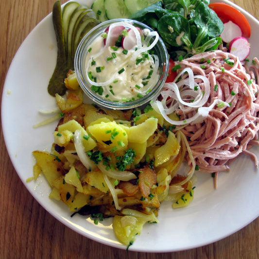 Badisches Dreierlei: Wurstsalat, Brägele und Bibiliskäs