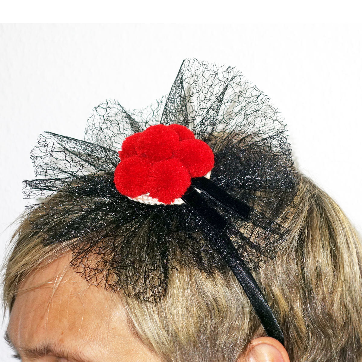 Schwarzwaldmädel Fascinator mit Bollenhut rot